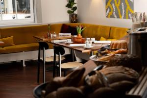 ein Esszimmer mit Tisch und Couch in der Unterkunft Hotel Ottheinrich in Weinheim