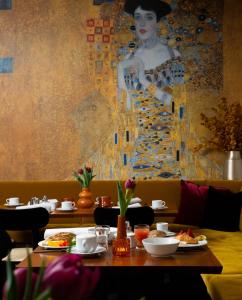 ein Esszimmer mit einem Gemälde einer Frau in der Unterkunft Hotel Ottheinrich in Weinheim