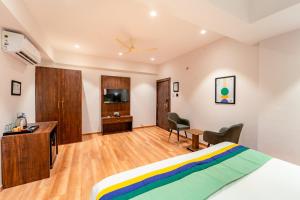 Postel nebo postele na pokoji v ubytování Treebo Premium Omni Residency
