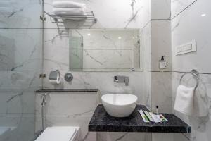 Koupelna v ubytování Treebo Premium Omni Residency