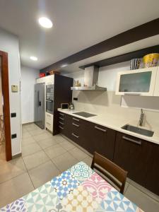 Kuchyň nebo kuchyňský kout v ubytování Casa bajo La Torre