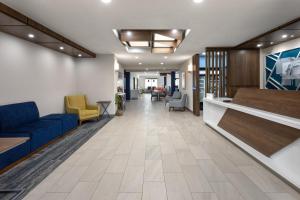 an office lobby with a blue couch and chairs at Holiday Inn Express Hotel & Suites Dubois by IHG in DuBois +76 photos