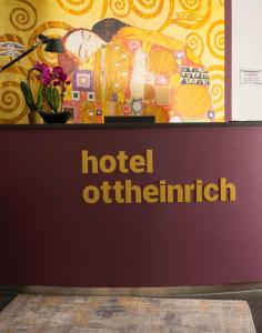 ein Schild für eine Hotelausstellung in einem Museum in der Unterkunft Hotel Ottheinrich in Weinheim