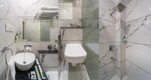 Koupelna v ubytování Treebo Premium Omni Residency