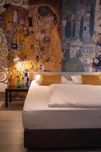 ein Schlafzimmer mit zwei Betten und einem Gemälde an der Wand in der Unterkunft Hotel Ottheinrich in Weinheim + 30 Fotos