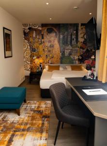 ein Hotelzimmer mit einem Bett und einem Schreibtisch in der Unterkunft Hotel Ottheinrich in Weinheim