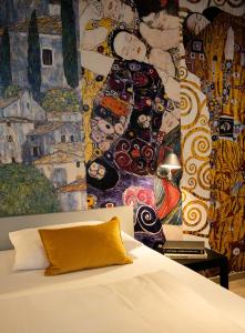 ein Schlafzimmer mit einem Bett und einem Gemälde an der Wand in der Unterkunft Hotel Ottheinrich in Weinheim