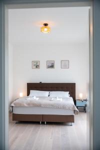 a bedroom with a bed and a white wall at Zentral - für 6 - 2x frei parken - Terrasse in Gießen