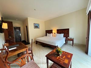 Postel nebo postele na pokoji v ubytování Sokha Palace Siem Reap Hotel