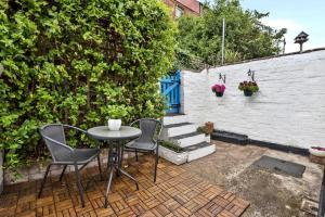 a table and chairs sitting on a patio at Exeter Quay & City Centre St Leonards in Exeter
