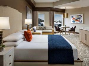 een hotelkamer met een groot bed en een woonkamer bij The Josie Hotel, Autograph Collection in Rossland