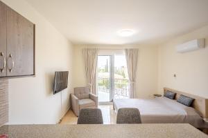 TV a/nebo společenská místnost v ubytování Danaos Seaside Suite 104 with Pool in Tourist Area