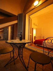 a room with a table and two chairs and a bed at Sinfonia Bellini - Central 2-Room-Flat in Verbania
