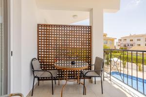 Balkón nebo terasa v ubytování Danaos Seaside Suite 104 with Pool in Tourist Area