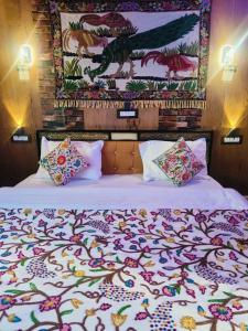 Houseboat New Suzan客房内的一张或多张床位