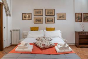 una camera da letto con un letto con asciugamani sopra di Casa De' Medici in via Giulia a Roma