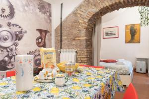 un tavolo con del cibo sopra in una stanza di Casa De' Medici in via Giulia a Roma Altre 11 foto