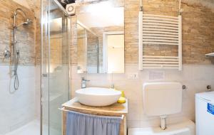 un bagno con lavandino, WC e doccia di Casa De' Medici in via Giulia a Roma