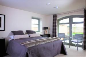 Un pat sau paturi într-o cameră la Pippin - Luxury Lincolnshire Country Retreat +8 fotografii