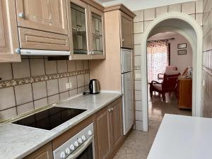 Kuchnia lub aneks kuchenny w obiekcie Vera Mar 5A - Primera linea con Piscina y Parking