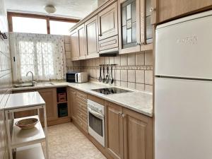 Kuchnia lub aneks kuchenny w obiekcie Vera Mar 5A - Primera linea con Piscina y Parking