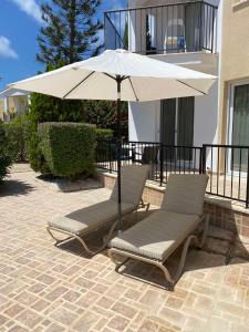 Patio nebo venkovní prostory v ubytování Danaos Seaside Suite 104 with Pool in Tourist Area