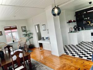 Seaside Retreat, Glacier View的厨房或小厨房