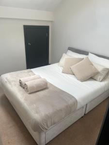 En eller flere senge i et værelse på 2 Bedroom City Centre Penthouse Loft Apartment