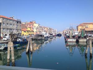 een groep boten is aangemeerd in een haven bij Hotel Clodia in Chioggia