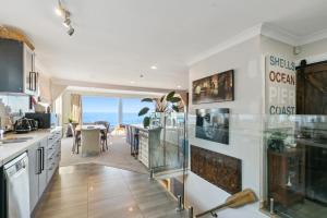 Una cocina con vista al mar en Pacific Ocean seafront home near airport, en Wellington