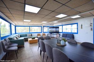 Χώρος καθιστικού στο אחוזת מיקונוס - וילה יוונית מושלמת עם בריכה מחוממת ומקורה