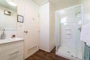 un baño con ducha y lavabo en City Centre Motel, en Christchurch 27 fotos más