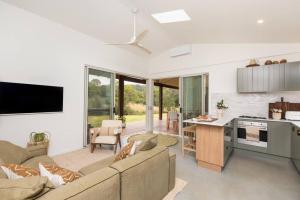 Η κουζίνα ή μικρή κουζίνα στο BRAND NEW Luxury Hinterland Cabin Flowing Creek2 +24 φωτογραφίες