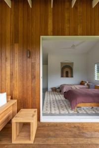 Ένα ή περισσότερα κρεβάτια σε δωμάτιο στο BRAND NEW Luxury Hinterland Cabin Flowing Creek2