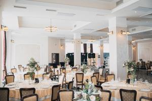 Restaurace v ubytování Sky Hotel + 32 fotografií