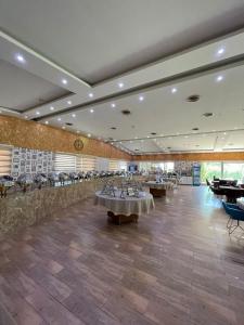 a dining room with tables and chairs in a building at Hotel Dawa in As Sulaymānīyah