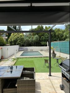 Κήπος έξω από το Villa piscine netflix