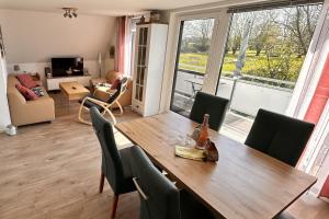 TV a/nebo společenská místnost v ubytování Ferienwohnung in ruhiger Lage und mit Balkon - Ferienhaus Solamar FeWo OG