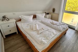 Postel nebo postele na pokoji v ubytování Ferienwohnung in ruhiger Lage und mit Balkon - Ferienhaus Solamar FeWo OG