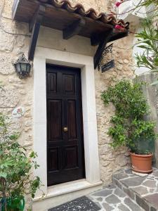 Pettorano sul Gizioにあるla casa di Sophieの植物のある石造りの建物の茶色のドア