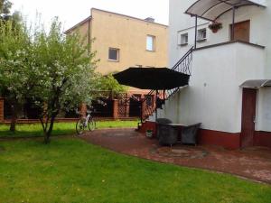 a yard with two chairs and a building at Morski Brzeg in Świnoujście