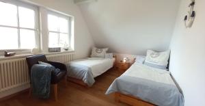 Postel nebo postele na pokoji v ubytování Reethus-am-Hafen Ferienhaus Westbrise