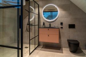 un bagno con lavandino, water e specchio di Kackelstugan a Borgholm