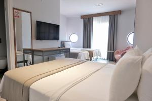 Postel nebo postele na pokoji v ubytování Anchor Alaçatı Hotel