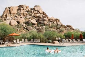 Boulders Resort & Spa Scottsdale, Curio Collection by Hilton内部或周边的泳池