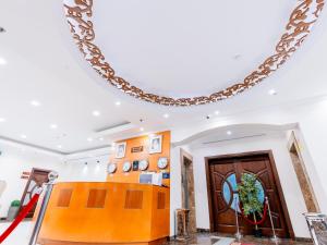 a living room with a circular ceiling at Farah Hotel Apartments in Jeddah