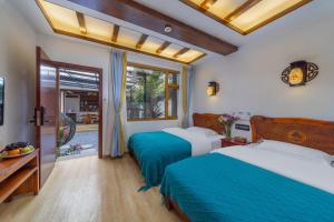 Tempat tidur dalam kamar di 丽江金美客栈