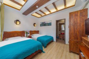 Tempat tidur dalam kamar di 丽江金美客栈
