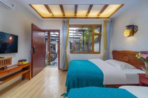 Tempat tidur dalam kamar di 丽江金美客栈