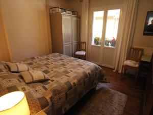 a bedroom with a bed with pillows and a window at Appartement T3 50m² pour 4 pers. avec Wifi et animaux admis à Luchon - FR-1-313-205 in Luchon